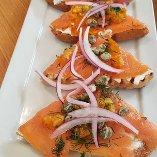 a plate of smoked salmon and onions