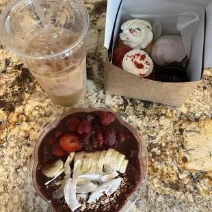 Coffee, cupcakes, açaí bowl