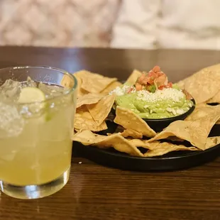 Margarita, chips and guacamole