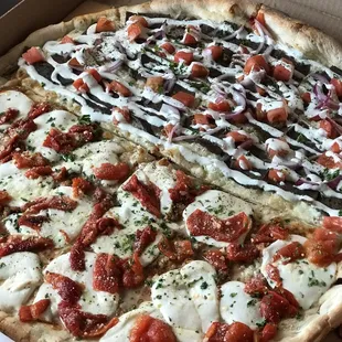 Half Gyro/Half Kalamata Mozzarella Pizza (XL)