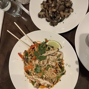 Pad Thai with chicken instead of tofu / roasted mushroom side