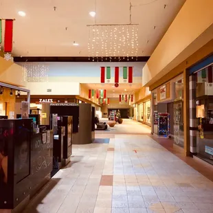 This is what the Mall looks like at 5:30pm Christmas Eve - Let's go Home