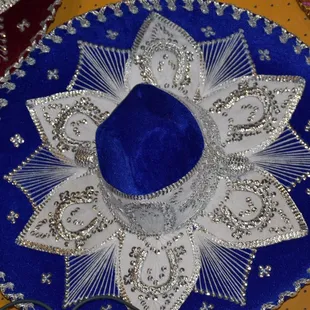 a blue and white sombren