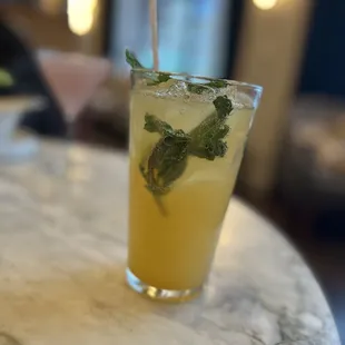 Sweet Dreams ( peach puree, seedlip, mint, citrus )