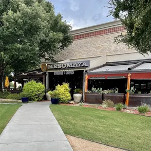a sidewalk in front of a restaurant