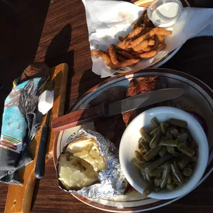 10 oz sirloin, green beans, and baked potato. Unfortunately, the bread and fried green beans were more enjoyable.