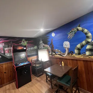 Family Dinning w/ arcade..