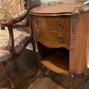 MARBLE TOP SIDE TABLE WITH ORMALU BRONZE MOUNTS DELER 122, OLD WORLD