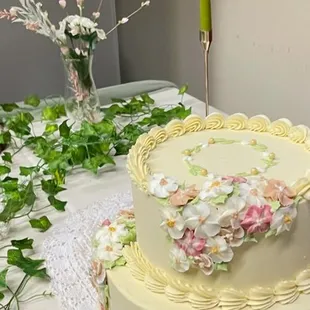 The beautiful multitiered cake.