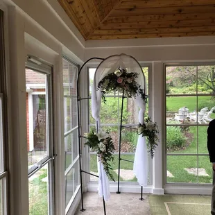 Beautiful swags on an awful arch!
