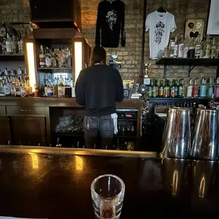 Bartender, Bar and merch