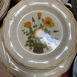 A dish set with vintage value!
