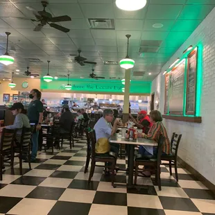 The restaurant crowd...