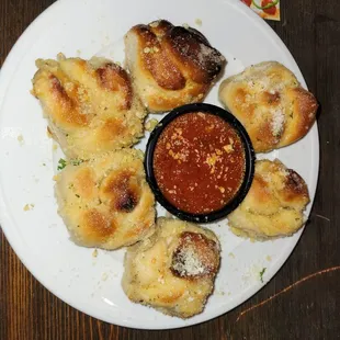 GARLIC KNOTS (6)