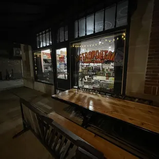 the outside of a restaurant