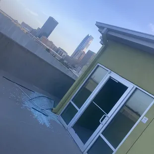 Lack of security, total access to the elevators, no on duty security