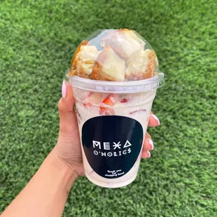 Fresas con crema, pecans and cheesecake bites (optional)