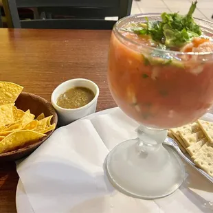 Recomiendo ampliamente el Coctel de Camarón'  buen servicio y precios razonables...