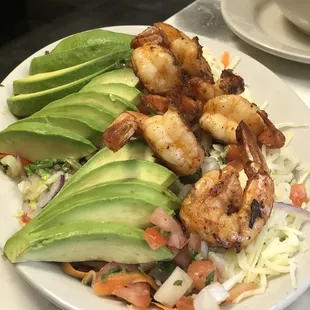 Avocado salad with grilled shrimp