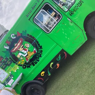 a green food truck