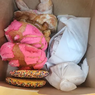 Pand dulce pink conchas, cuernos, galletas con cajeta, cono con crema, puerquitos, galletas.