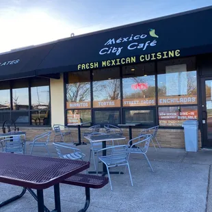 Great little patio space outside on Lake.