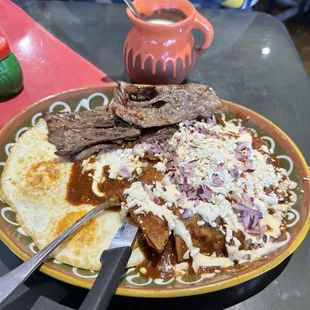Chilaquiles con cecina y champurrado