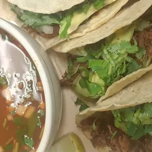 Consome con tacos de barbacoa