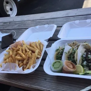Papas fritas y tacos de lengua / fries and cow tongue tacos