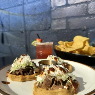 Sopes, strawberry margarita, chips y salsa