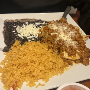 Pollo de chorizo (Choripollo) with black beans and rice