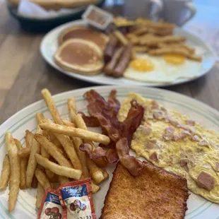 Desayuno con tortilla, tocino o salchicha servidlos con papas fritas, café con leche y tostada Cuban