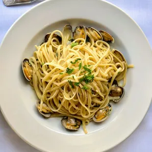 Linquine con Vongole. Pasta sauteed with fresh clams, garlic and white wine