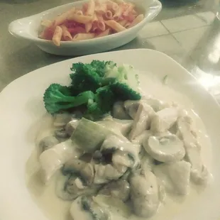 Chicken with artichokes and mushrooms.