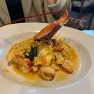 linguine con aragosta Maine lobster, fresh basil, white wine garlic sauce