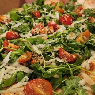 The arugula and tomato pizza was very good.