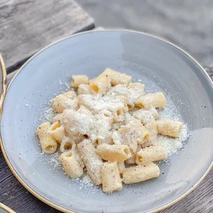 Rigatoni cacio e pepe $15