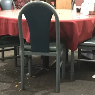 Dirty table at Shanghai Chinese Restaurant (Remained dirty for 40 minutes!)