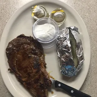 Ribeye whit potato and garden salad