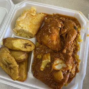 Pollo Guisado con Mac-&amp;-Cheese y Plantains