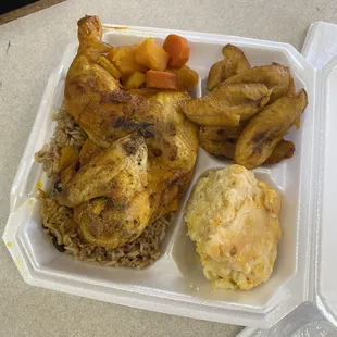 Pollo Al Horno con  Mac-&amp;-Cheese y Plantains