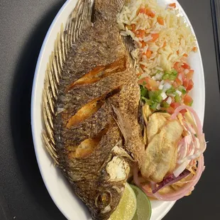 Pecado con tajadas de guineo verdes