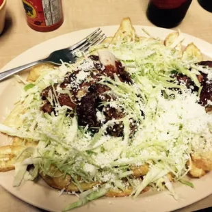 Pollo frito con rajadas.