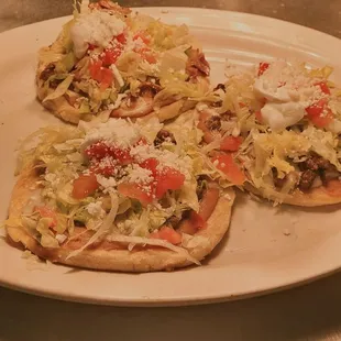 Estos son unos sopes, cada uno tiene una proteína diferente. Lo que más me gustó de esto, es que la comida es fresco. Todo echo al momento.