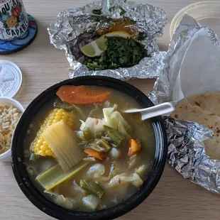 Sopa de vegetales, viene con tortillas, cilantro, cebolla, y arroz ~$10