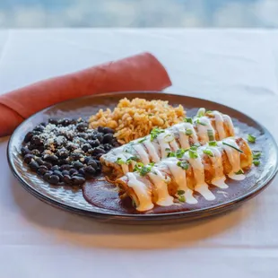 Red Chile Enchiladas* $17
shredded chicken, guajillo ancho chile sauce, crema mexicana,
green onions, asadero jack cheese, corn tortillas