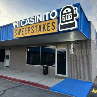 Just stopped to play here ! Amazing costumer service! They have food and lots of games ! Highly recommended