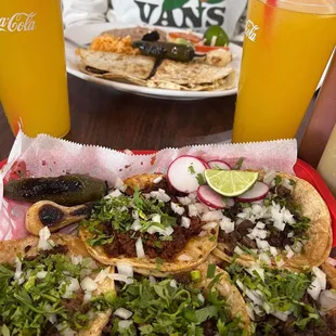 Tacos de asada and chorizo