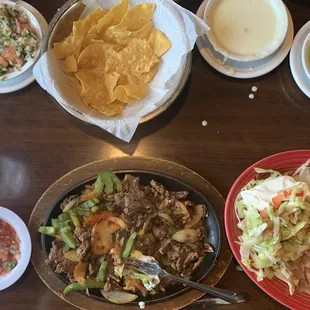 Steak fajitas, pico de gallo, chips and salsa, quest fondido, guacamole, ensalada, frijoles and arroz!