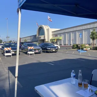 Dining out in the shade / new location in parking lot of visalia mall (8/2022)